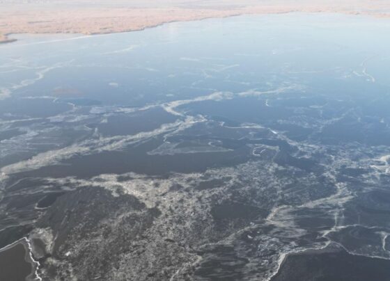 Alevlerle gündeme gelen Eber Gölü bu defa buz tuttu