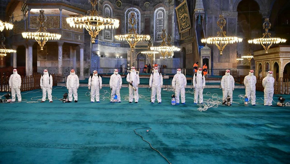 Ayasofya Camii’ne Gül Suyu Bakımı! Tarihi Cami Gül Koktu!